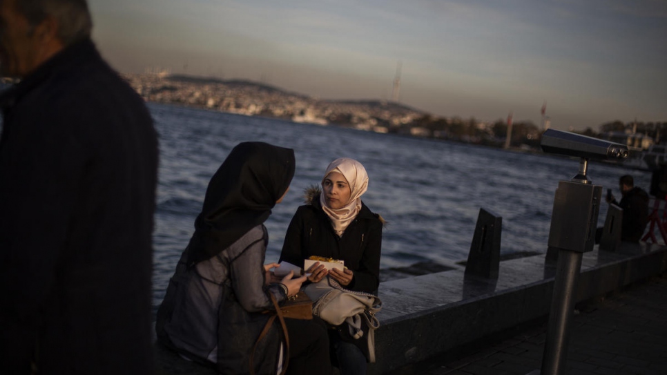 Sidra passa um tempo com uma amiga na histórica Ponte Galata, em Istambul