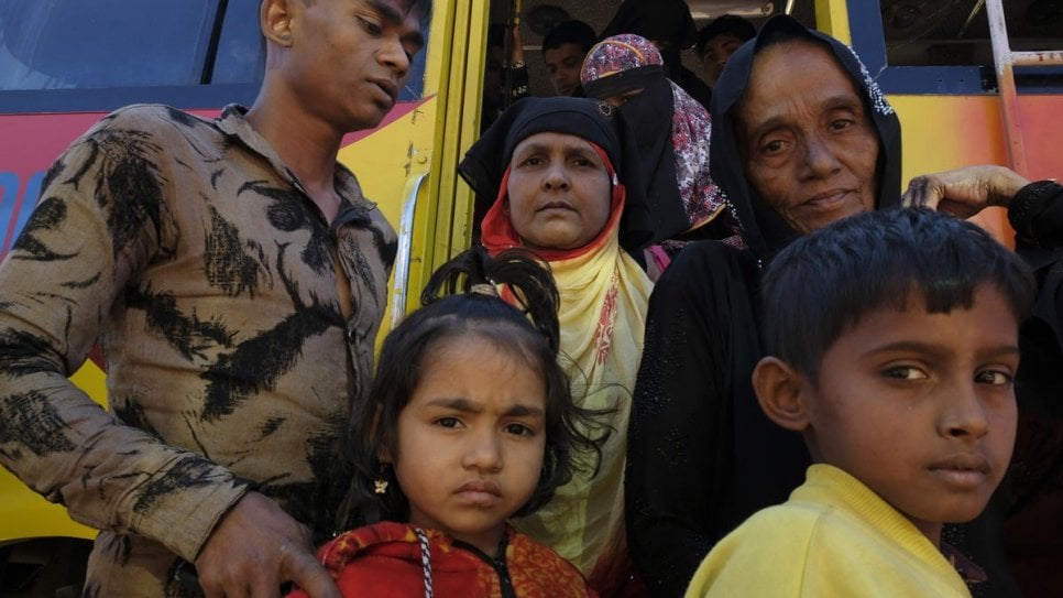 Refugiados rohingya desembarcam de um ônibus no centro de registro e distribuição do ACNUR no assentamento Kutupalong, em Bangladesh