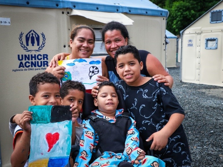 Williams com seu desenho sobre o que ele deseja para seu futuro no Brasil, e com sua família que sonha junto com ele