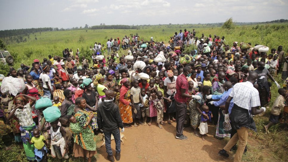 Refugiados e solicitantes de refúgio congoleses passam por exames de saúde perto da fronteira em Zombo, Uganda, como uma medida para impedir a propagação da COVID-19