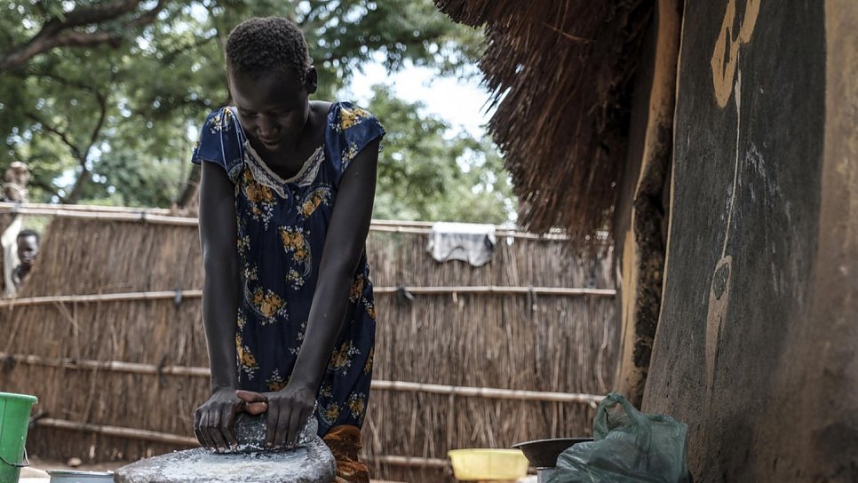 “Nós cuidamos uma da outra. Não sabemos o que o futuro nos reserva&amp;quot;. A adolescente sul-sudanesa Nyamach Lul, de 16 anos, esmaga grãos de milho do lado de fora da casa que ela divide com sua irmã Nyakoang, de 13 anos, em um campo de refugiados na Etiópia