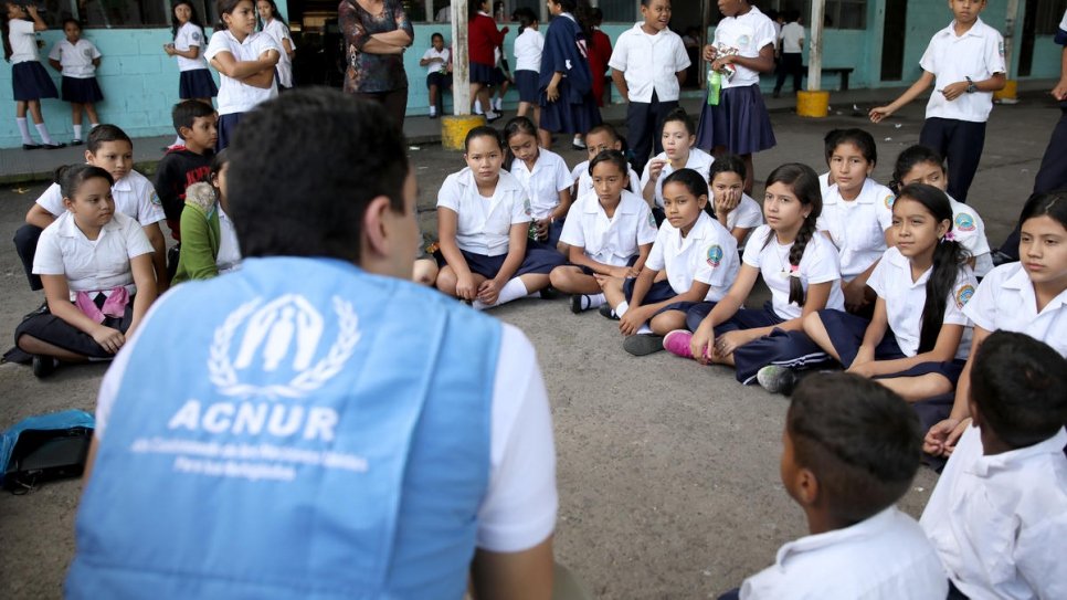 Juan Camilo Jiménez, assistente sênior de proteção à criança do ACNUR, fala às crianças da Escola Simón Bolívar em Tegucigalpa, Honduras, sobre o deslocamento forçado (Foto tirada em novembro de 2019)