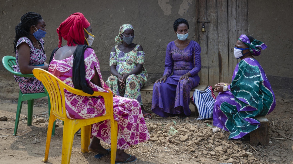 A vencedora regional do Prêmio Nansen do ACNUR para a África, Sabuni Françoise Chikunda (à direita), se encontra com suas companheiras refugiadas no assentamento Nakivale, Uganda