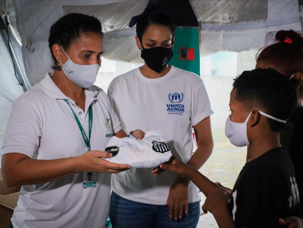 Assim como Eduardo e Nycole, no total 100 crianças e adolescentes receberam os uniformes do Santos nos abrigos Rondon 1 e Pintolândia, em Boa Vista