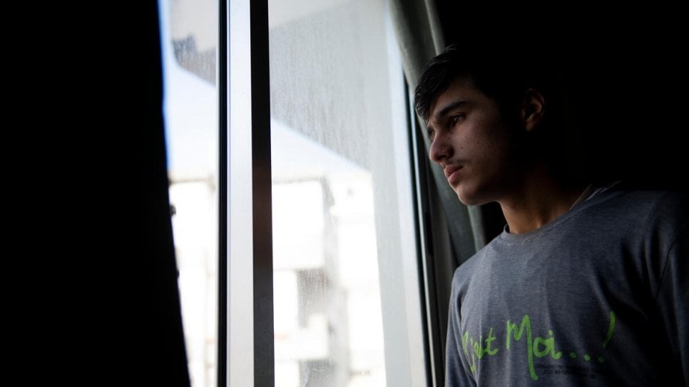 O filho de Hala, Amer, 16 anos, tem lidado com pensamentos suicidas desde que abandonou a escola e começou a trabalhar para sustentar a família