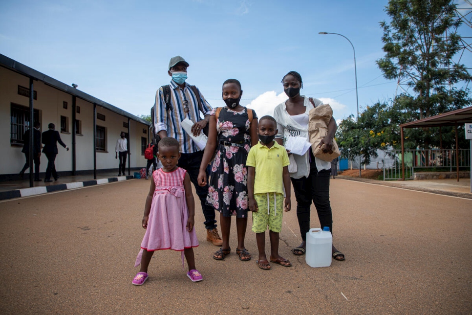 Donatien com sua família na passagem de fronteira na província de Kirundo, Burundi