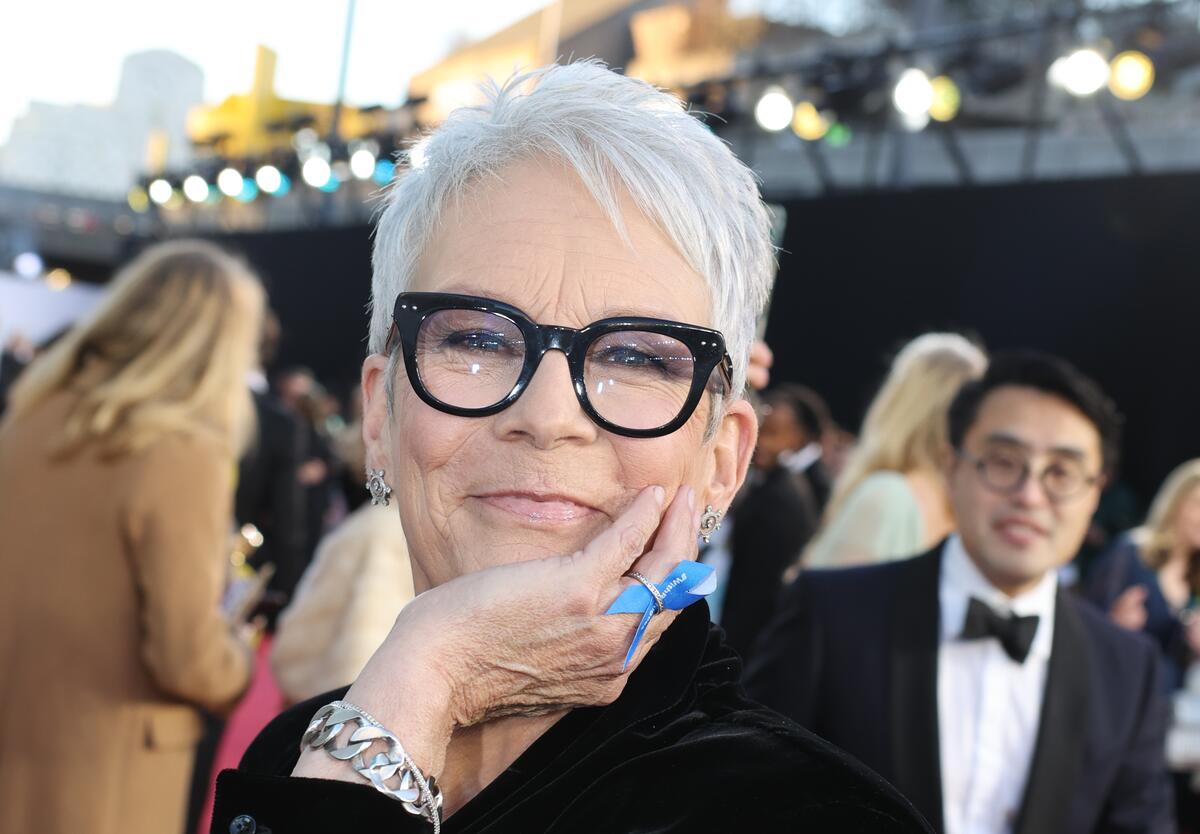 La actriz Jamie Lee-Curtis porta un lazo azul en solidaridad con las personas refugiadas en los Premios BAFTA 2023.