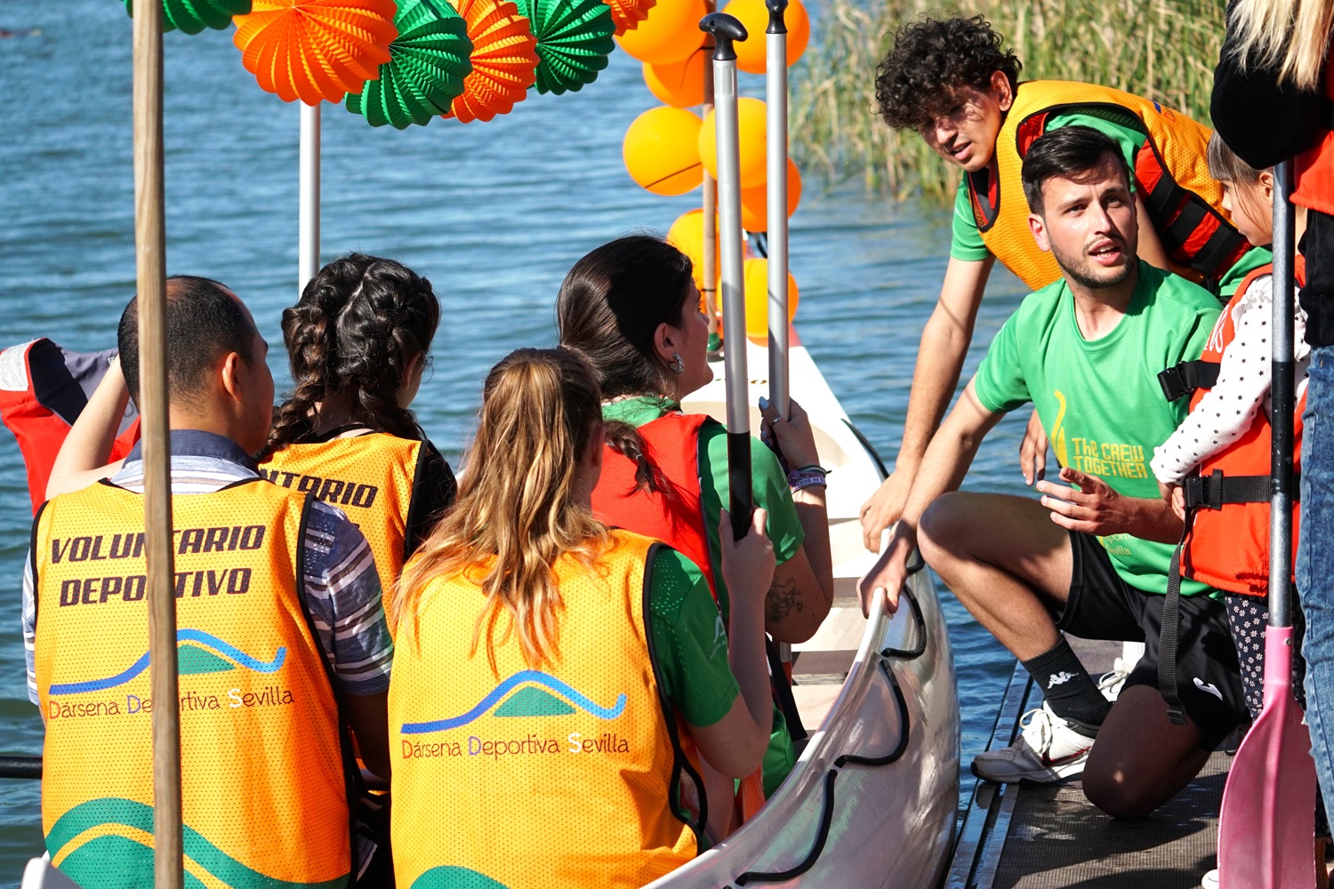 Andrés da indicaciones a la tripulación de la canoa, en la orilla del río, antes de dar comienzo a la actividad.