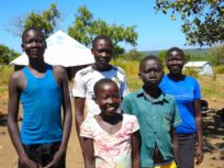 Crianças enfrentam novos perigos em campos de refugiados em Uganda