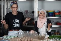 Refugiada síria ensina receita a  Paola Carosella no Tasty Demais