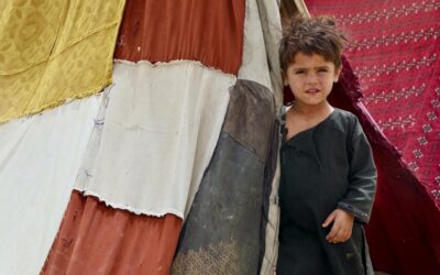 Família afegã deslocada pela violência luta para sobreviver