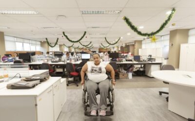Refugiada com deficiência conquista independência financeira no Brasil por meio do trabalho