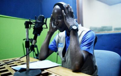“Bom dia, Yaoundé”: refugiados pegam o microfone