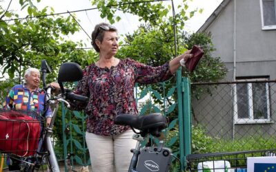 Ciclistas voluntários ajudam comunidades isoladas no leste da Ucrânia