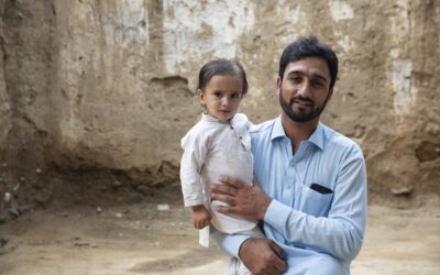Refugiado afegão remove obstáculos que impedem crianças com deficiência de irem à escola