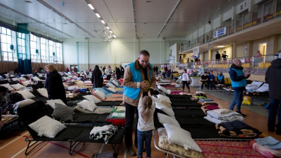 O centro de acolhimento em Medyka foi instalado num pavilhão desportivo para acolher refugiados que fogem da Ucrânia