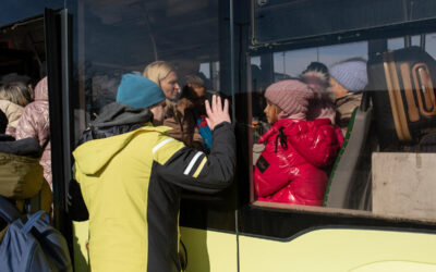Um mês após o início da guerra na Ucrânia, quase um quarto da população do país está deslocada