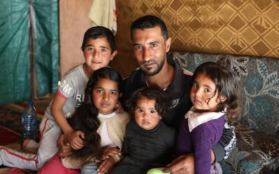 “Como acabamos assim, em uma barraca?” Refugiados sírios lutam para sobreviver