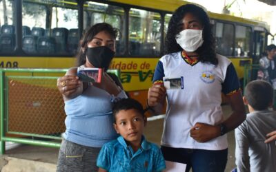 Com apoio do ACNUR, crianças e jovens indígenas da Venezuela usam transporte público para frequentar escola em Boa Vista