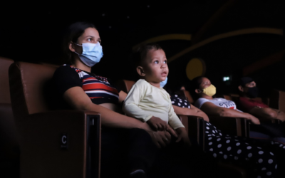 Famílias refugiadas assistem à pré-estreia do documentário “Resistência”, em Brasília