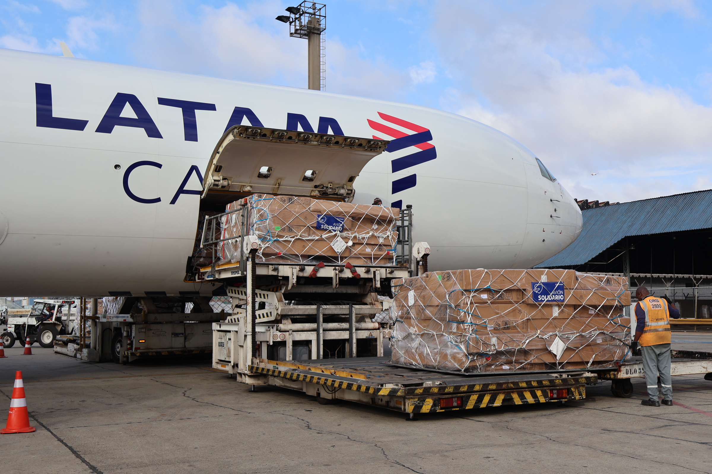 Imagem mostra caixas sendo retiradas de avião da Latam