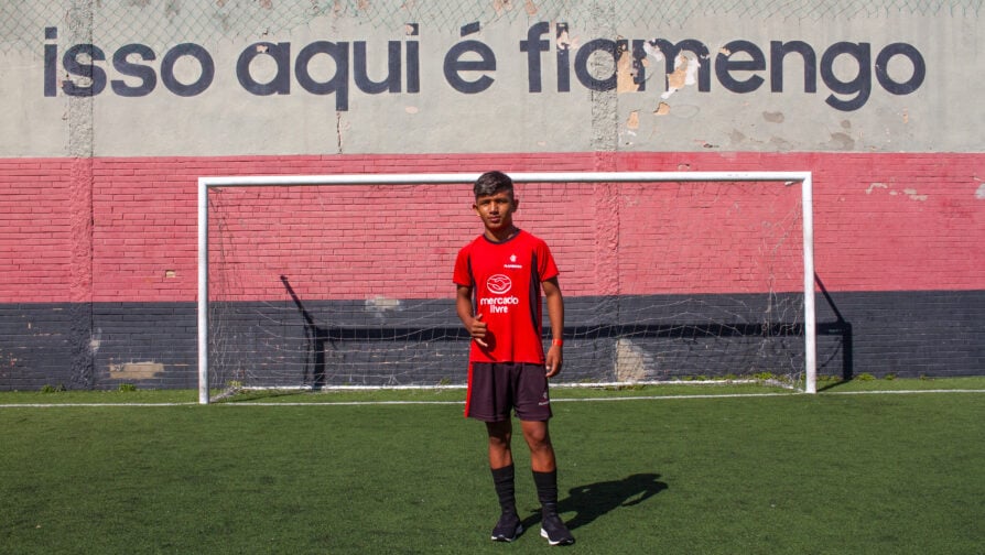 Jovem Greyver Moraleda, de 13 anos, posando em frente ao gol de um campo do Flamengo, no Rio de Janeiro