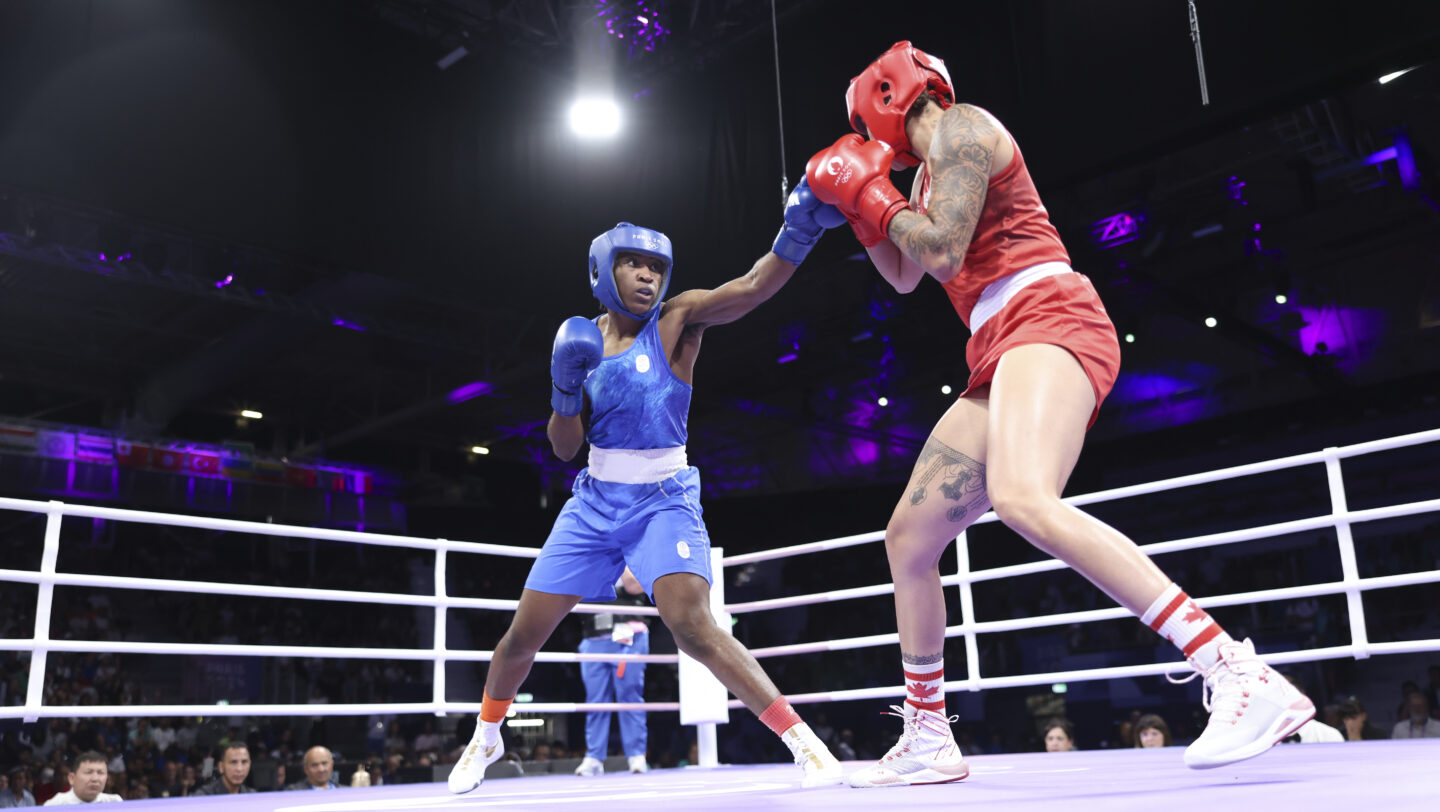 Cindy Ngamba chegou até semifinais no boxe 75kg feminino, conquistando a primeira medalha da equipe de refugiados. Foto: John Huet/COI