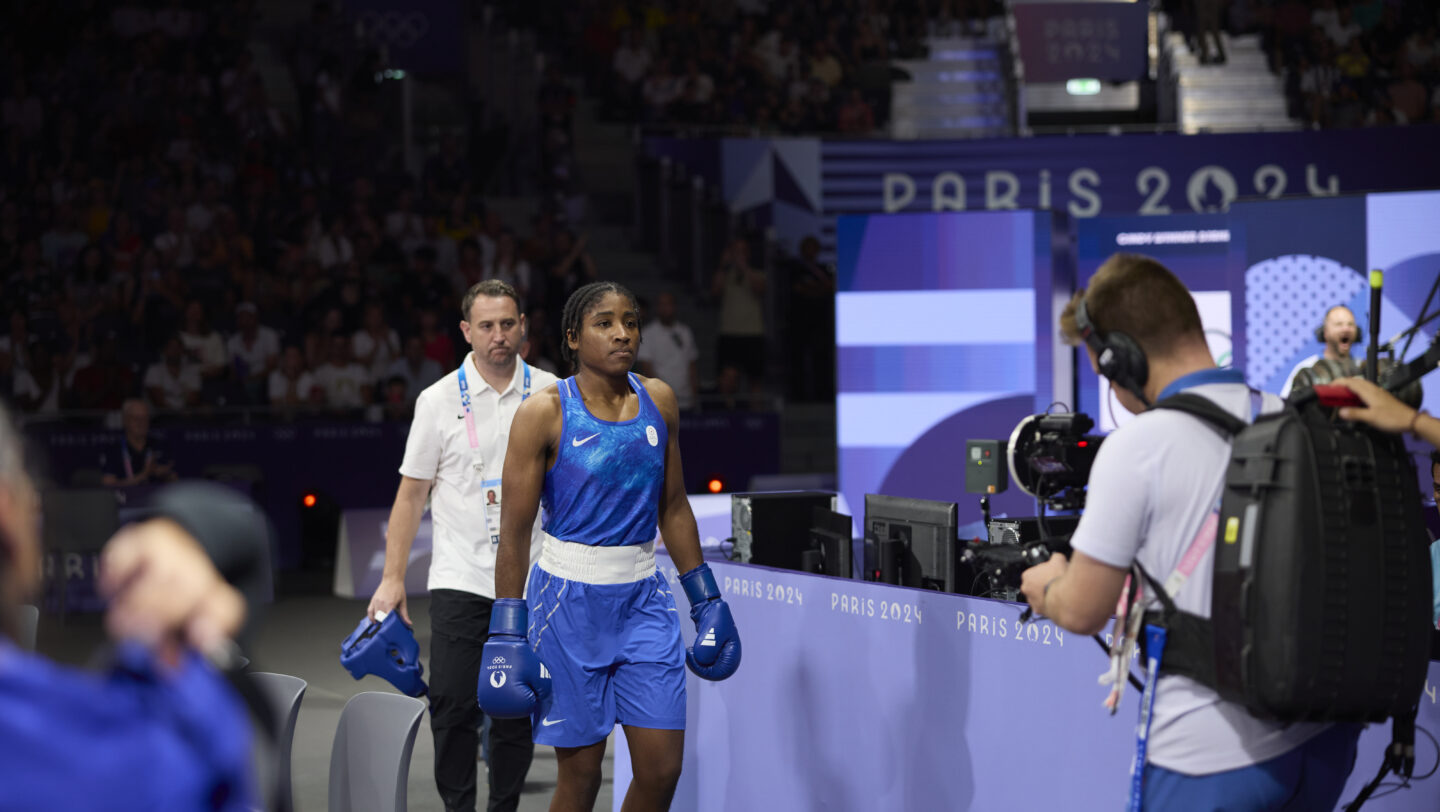 Cindy Ngamba chegou até semifinais no boxe 75kg feminino, conquistando a primeira medalha da equipe de refugiados. Foto: John Huet/COI