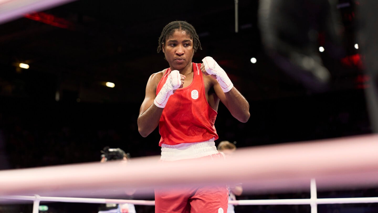 Cindy Ngamba chegou até semifinais no boxe 75kg feminino, conquistando a primeira medalha da equipe de refugiados. Foto: David Burnett/COI