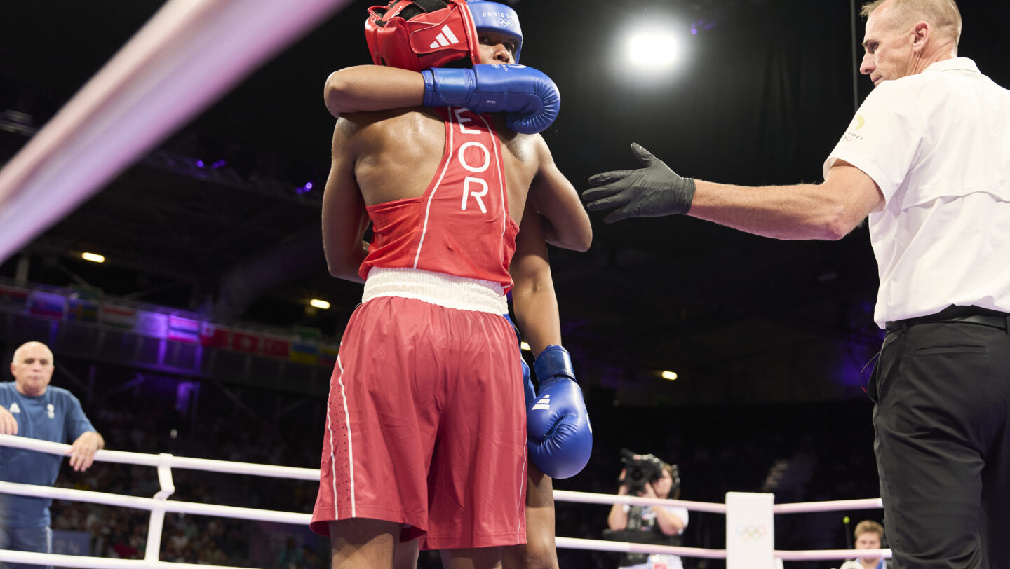 Cindy Ngamba chegou até semifinais no boxe 75kg feminino, conquistando a primeira medalha da equipe de refugiados. Foto: David Burnett/COI