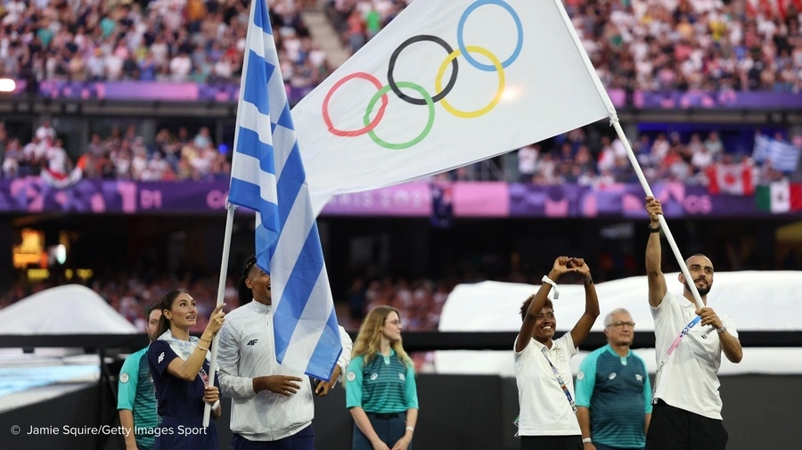 Os dois porta-bandeira da Equipe Olímpica de Refugiados do COI, Kasra Mehdipournejad (última à direita) e Farida Abaroge (terceira da direita para a esquerda), participaram da Cerimônia de Encerramento de Paris 2024 no Stade de France.© Jamie Squire/Getty Images Sport