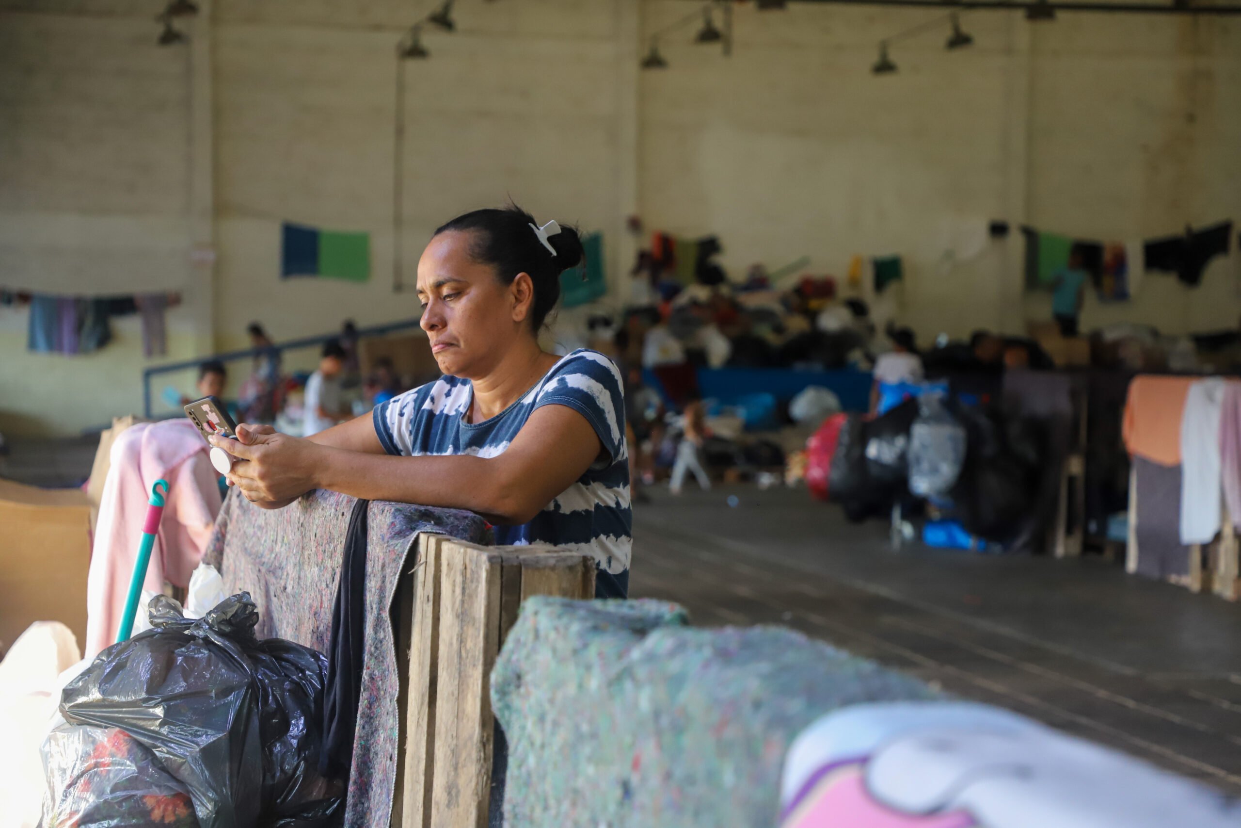 A venezuelana Dina passou a viver num abrigo temporário em Porto Alegre, no Rio Grande do Sul, depois de ela e a sua família de 20 pessoas terem perdido as suas casas nas enchentes.Foto: Vanessa Beltrame/ACNUR