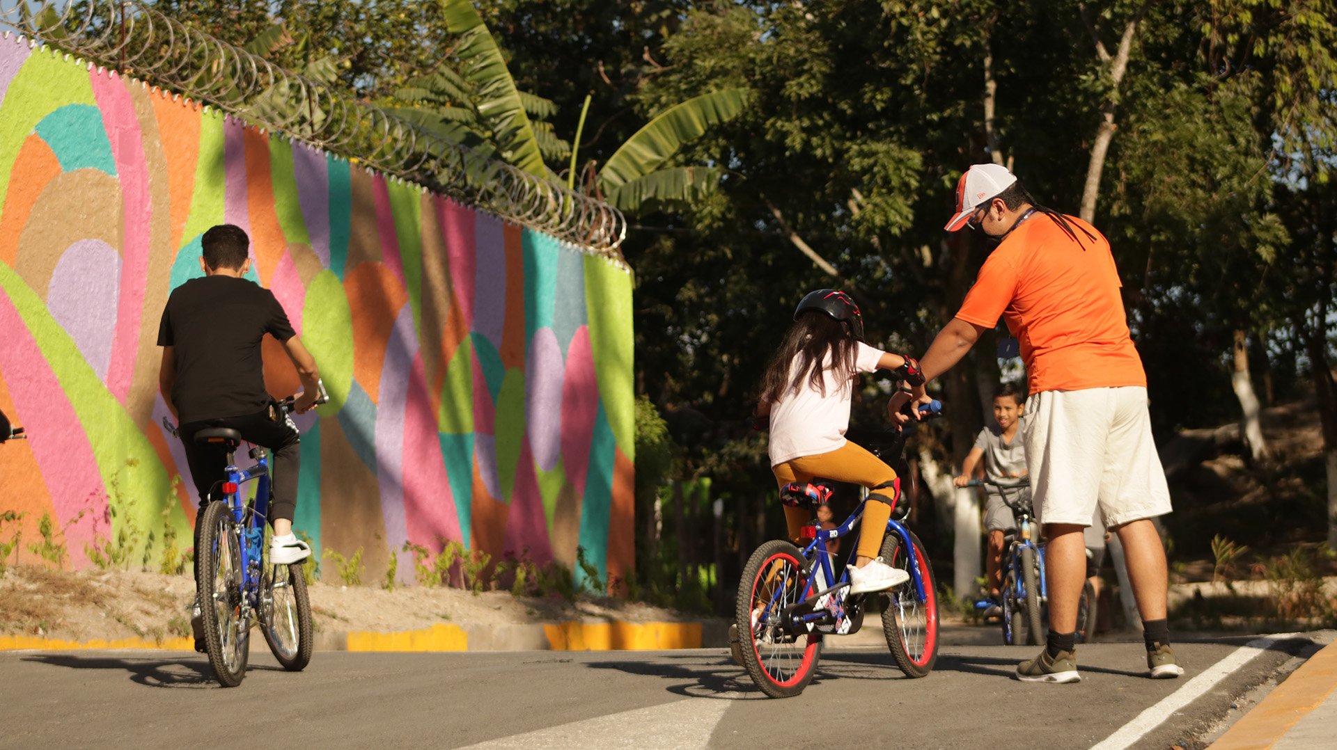 Jóvenes apuestan por la bicicleta para fomentar la convivencia en El  Salvador | ACNUR