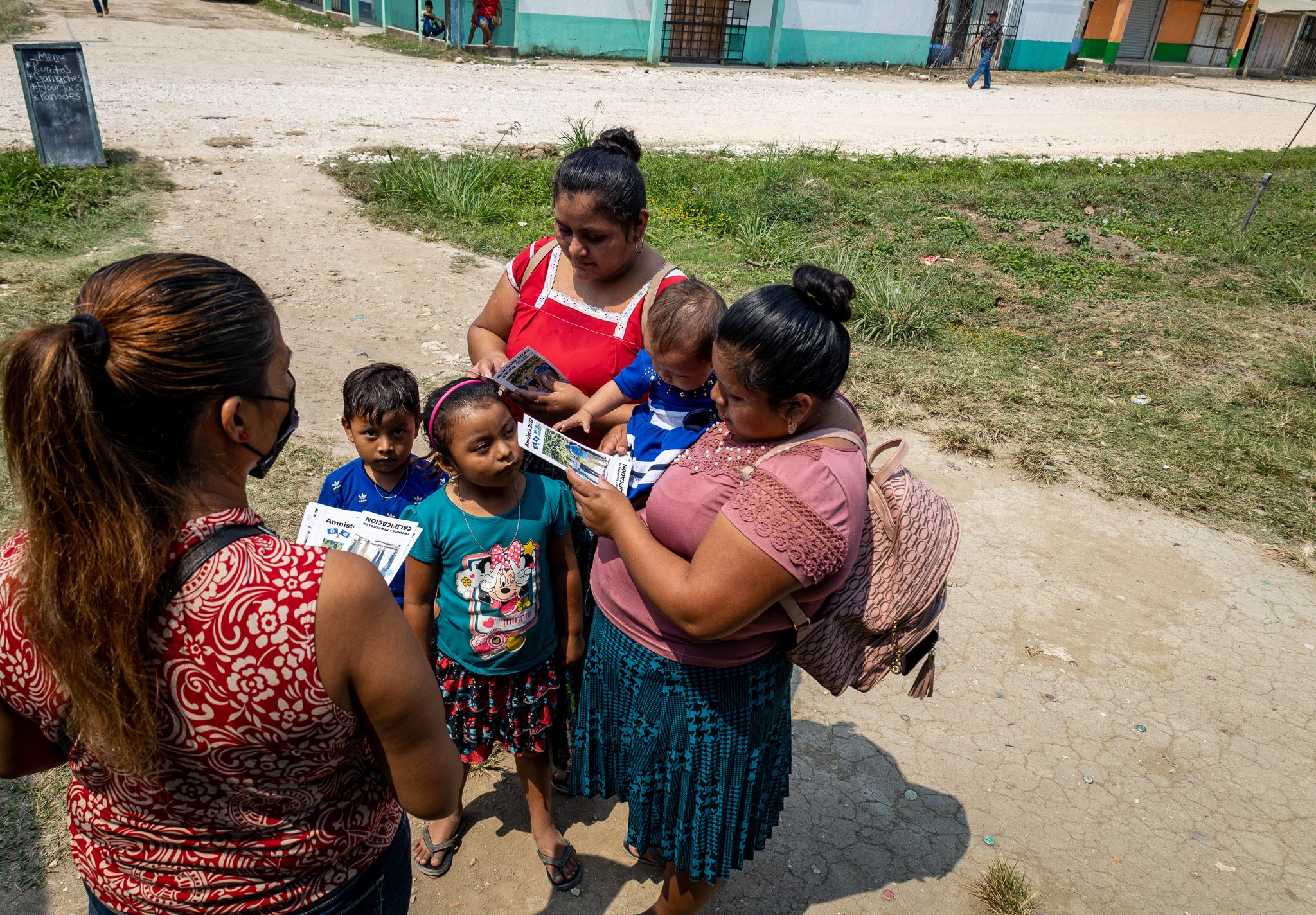 Madre e hija ayudan en el proceso de regularización de Belice | ACNUR