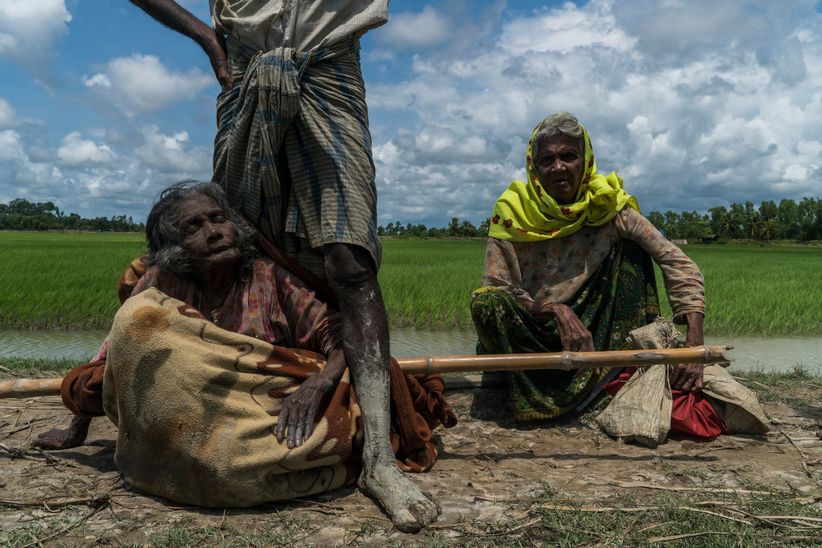 Los adultos mayores rohingya confían en sus familias para llevarlos a  lugares seguros | ACNUR