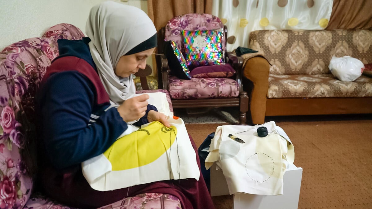 Una mujer con manos de oro refugiada siria en Jordania encuentra la alegría y un mejor futuro en la elaboración de bellos artículos ACNUR