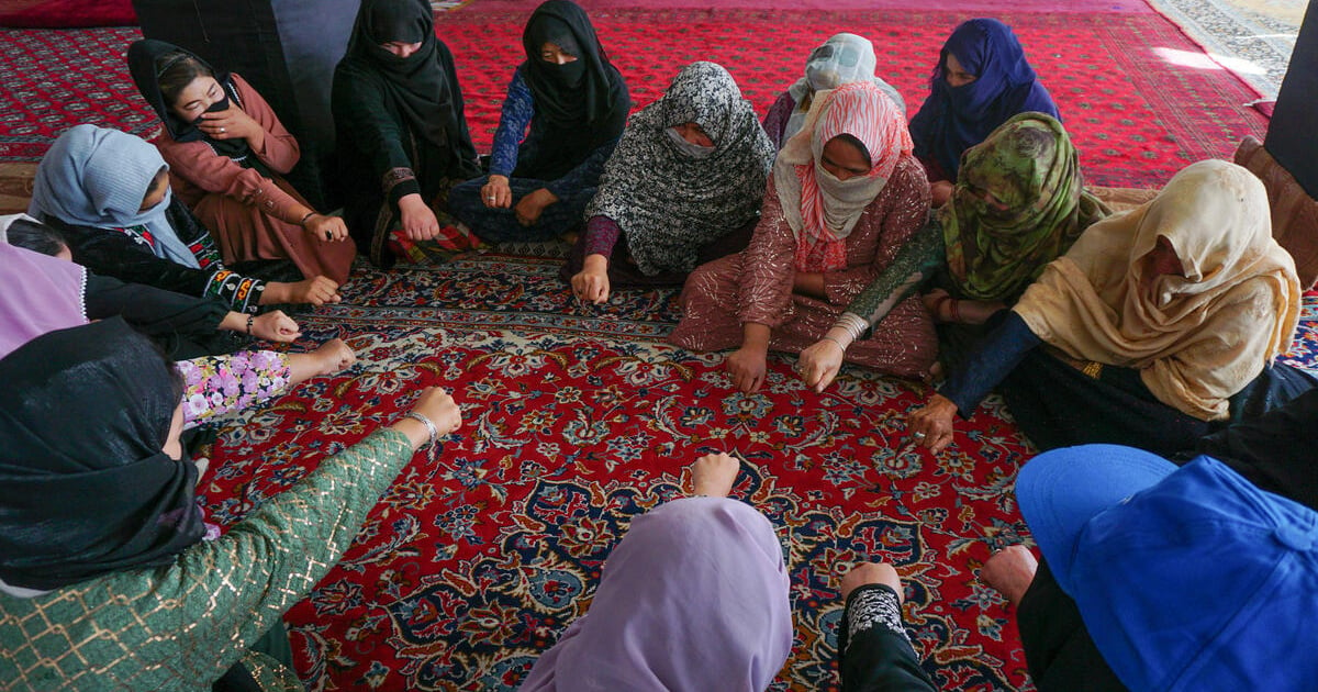 Afghan women find safe space in group therapy to address mental health issues | UNHCR