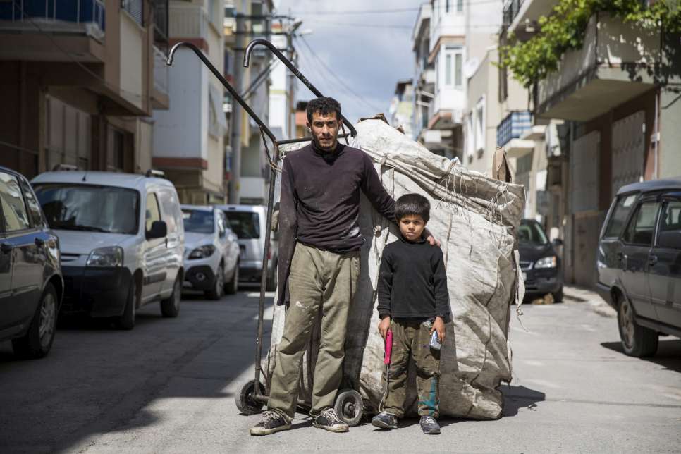 ACNUR - Padre e hijo rebuscan en la basura para alimentar a su familia