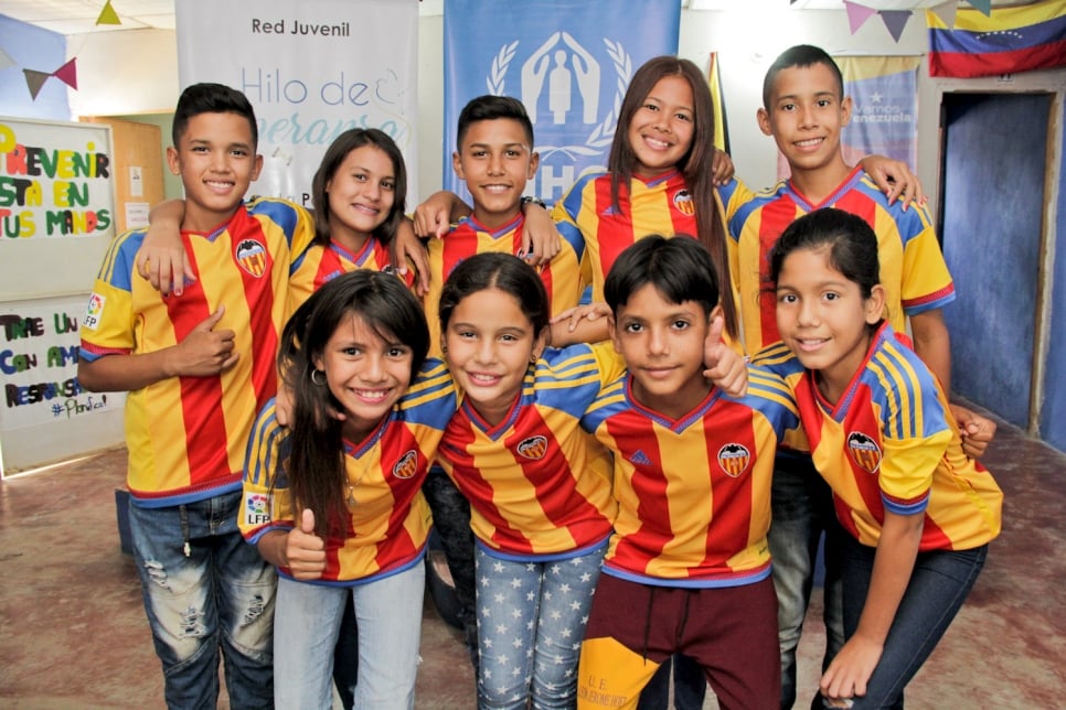 ACNUR - El Valencia Club de Fútbol dona camisetas a niños y niñas en Zulia